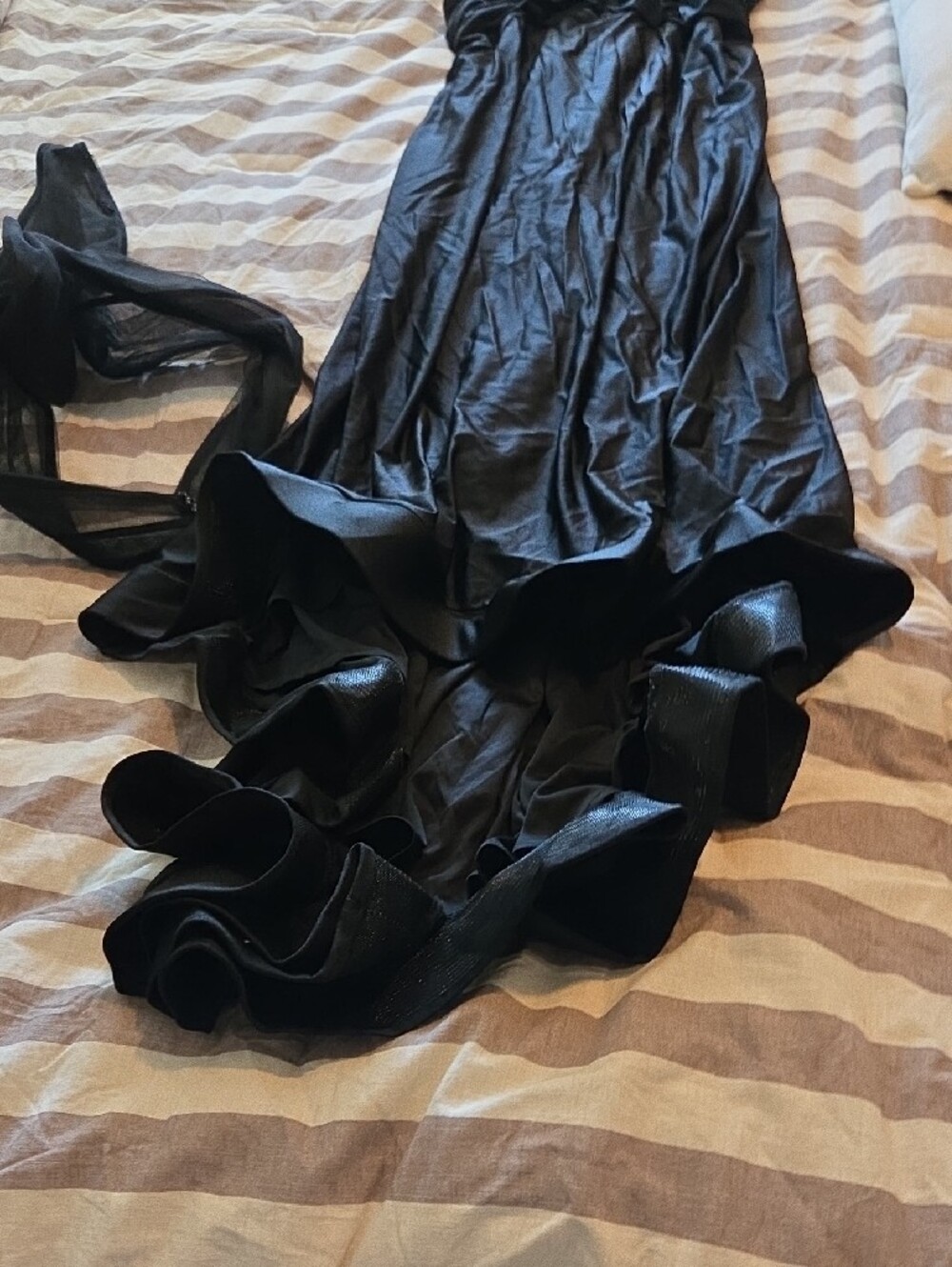 Elegant Black Sequin Evening Dress - Picture 5 of 15